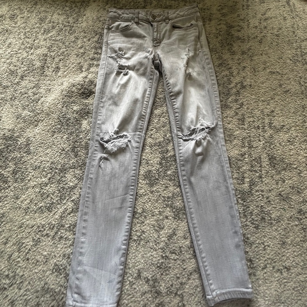 American Eagle Super Stretch Skinny Jeans Light Grey Ripped Size: 6 short